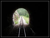 trať plná tunelů v horách