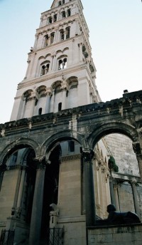pětipatrová zvonice katedrály