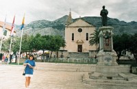 Kaćićovo náměstí v Makarské-kostel sv. Marka a socha básníka Kaćiće