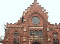 Synagoga: Novogotická synagoga postavená v roce 1867, která byla přestavěna na obchodní dům
