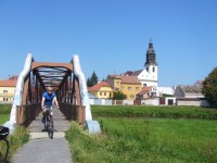 Most přes řeku Moravu, následuje Baťův kanál