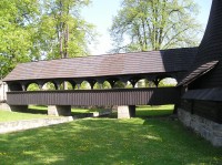 Dřevěný most s arkádami u kostela sv. Bartoloměje