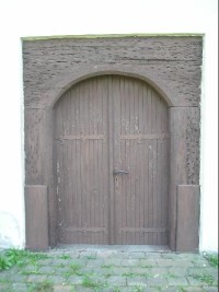 Detail trhanic u vchodu do kostela