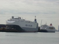 Nákladní osobní loď v doku