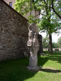 Skautský památník: Kamenná socha se skautskými symboly umístěná na hradebním parkánu. Podle místních přemístěná z původního stanoviště po značné rekonstrukci. Snad totem nějakého oddílu.