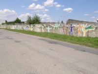 Svéráz výzdoby betonových zdí v Kloboukách