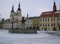 Kostel sv. Ignáce s kašnou a radnicí: Horní část náměstí