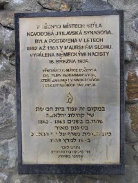 Deska v místě synagogy