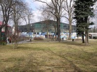 Zimní stadion ze Smetanových sadů: Stěna je vyzdobená osobitou sprejerskou malbou.