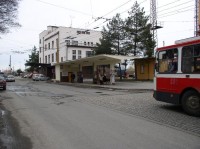 Stanoviště trolejbusů u nádraží: Bílá budova v pozadí je pošta