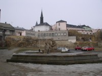 Kostel s. Jiří: Pohled od kašny na parkovišti v ulici Pod valy.