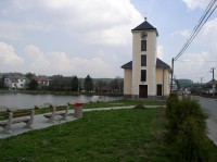 Kostel na návsi u rybníka