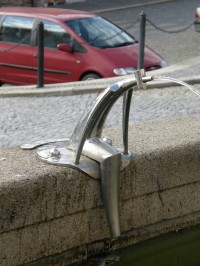 Detail chrliče na kašně na náměstí v Náměšti