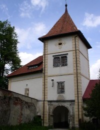 Horní vstupní brána do areálu zámku