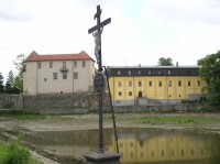 Vypuštěný rybník Peklo a zámek