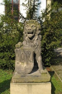 Trmice: jeden z kamenných lvů před vchodem