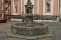 Děčín: Kašna před kostelem Povýšení sv. Kříže