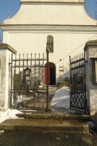 Dubice: brána ke kostelíku a na hřbitov