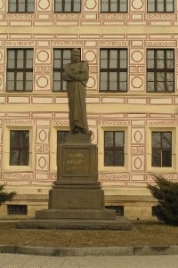 socha K.H.Borovského před gymnáziem: Duchcov