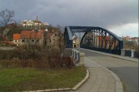 Žatec: ocelový obloukový most,v pozadí pivovar