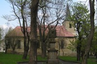 Měděnec: kostel Panny Marie v obecním parku