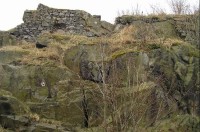 Vrabinec: pohled ze skalní rozsedliny na hrad