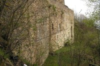 Hasištejn: západní strana hradu s okny do velkého sklepení