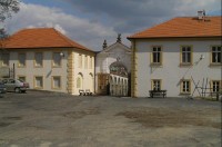 Děčínský zámek: budova infocentra a horní brána na konci Dlouhé jízdy