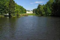 zámek Kynžvart: pohled k zámku od rybníčku