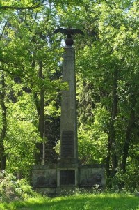 zámek Kynžvart: obelisk v zámeckém parku