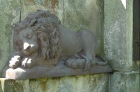 zámek Kynžvart: reliéf lva na obelisku