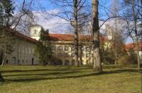 Teplice-zámek: jižní strana zámku při pohledu ze zámecké zahrady