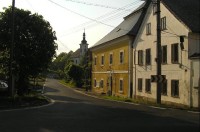 Mnichov: pohled z hlavní silnice ke kostelu