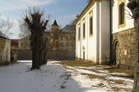 zámek Kostomlaty: pohled od kostela