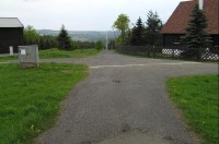 u Lichtenwaldu: pohled od brány na příjezdovou cestu