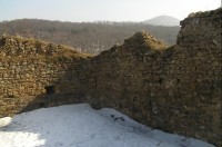 jižní část hradu,v pozadí Lovoš: Opárno