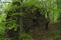hrad Perštejn: zbytky zdi v jižní části hradu