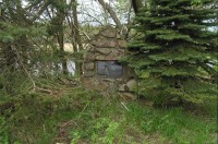 u Černého rybníka: pomníček mistra lesnického učiliště z Flájí J.Lafka,který zde v r.1962 zahynul