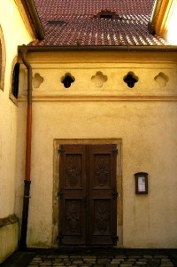 Františkánský klášter: vchod do kostela