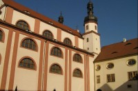 Chomutov: kostel sv.Ignáce z nádvoří kláštera