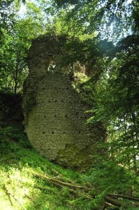 Kynžvart - hrad: zbytky věže při pohledu z hradního příkopu