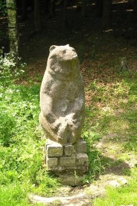 u Medvědího pramene: socha medvěda