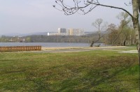 Kamencové jezero: sídliště za Kamencovým jezerem