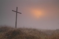 mlha na Dlouhé Louce: kříž na úpatí Vlčí hory