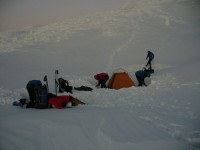 Base camp ve výšce 1500 metrů