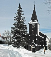 kostel v zimě