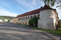 Mokrosuky: zámek v centru obce