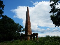obelisk v zámeckém parku