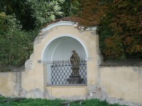 kaplička se sochou sv. Jana Nepomuckého u zámku