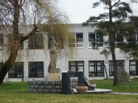 pomník obětem bombardování 7.5. 1945  v parku u kulturního domu